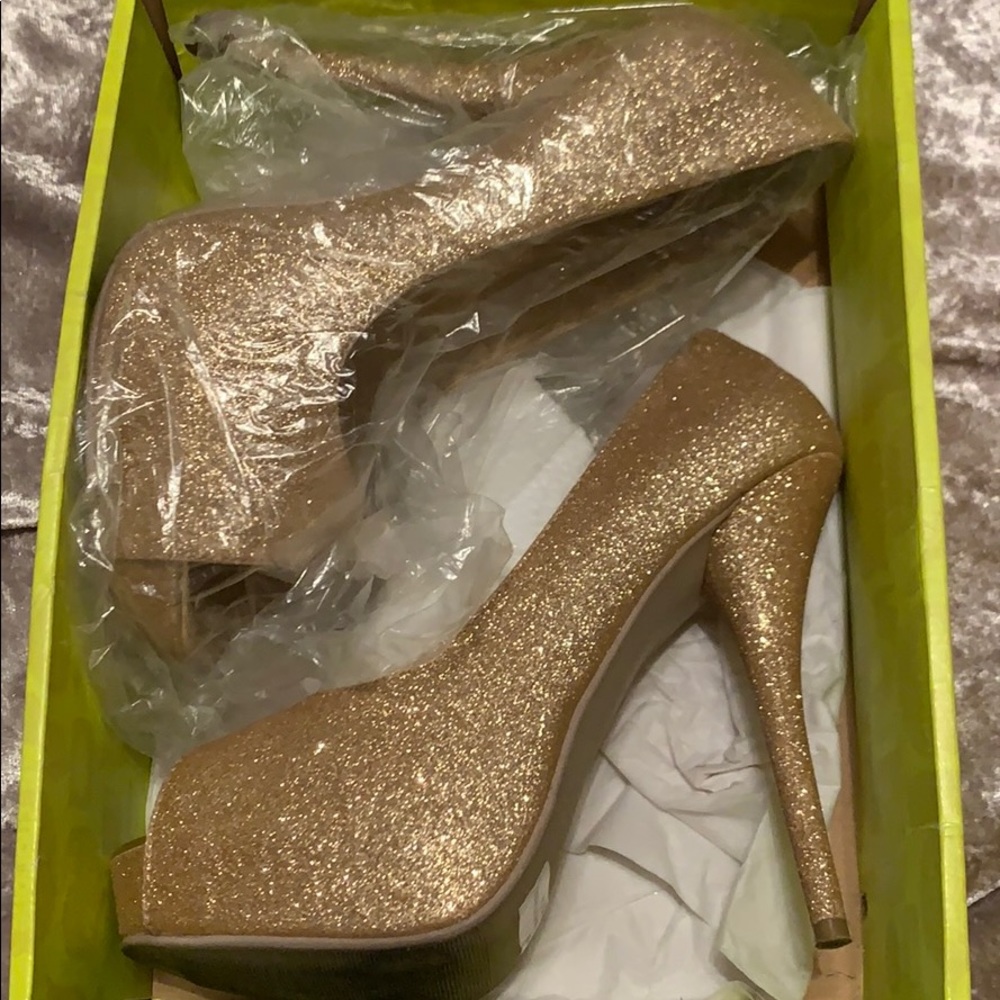 Gold metallic glitter high heel shoes